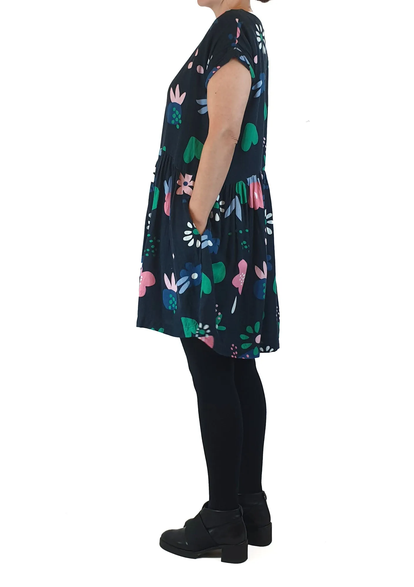Elm black floral print tee shirt style dress size 6 (fits size 6 and 8)