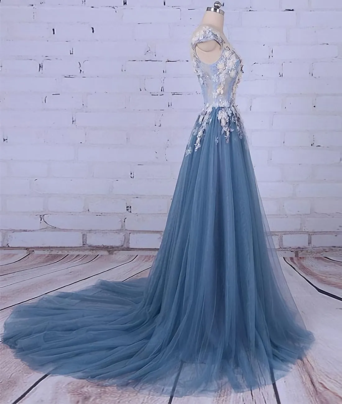 Unique Pncess Appliqued Tulle Long Prom Dresses